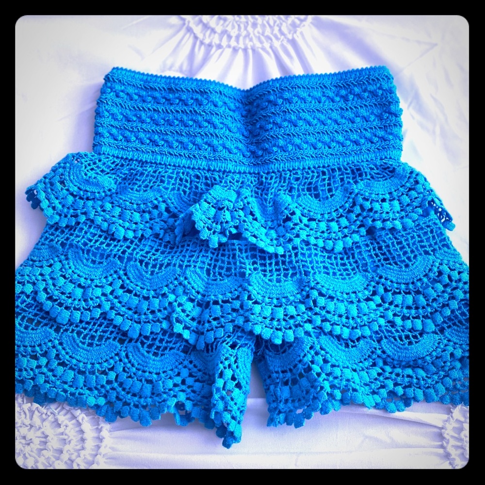 Girls scallop crochet lace shorts in turquoise